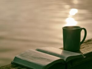 Frases cristianas para comenzar el día con fe, esperanza y energía. Inspírate cada mañana con palabras que te conectan con Dios y tu propósito.