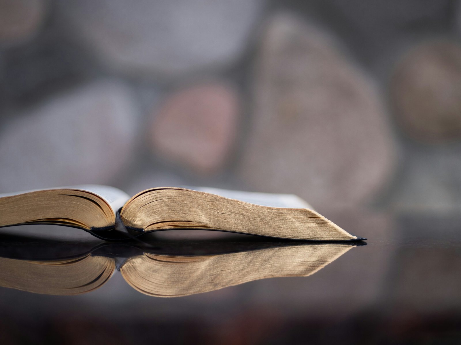 Frases cristianas para confiar en Dios y superar cualquier obstáculo. Encuentra palabras de aliento, fuerza interior y fe para avanzar cada día.